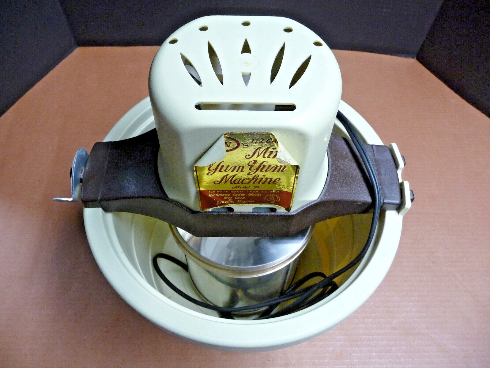 Vintage Richmond Cedar Works 2 Quart Electric Ice Cream Freezer Maker w/Box