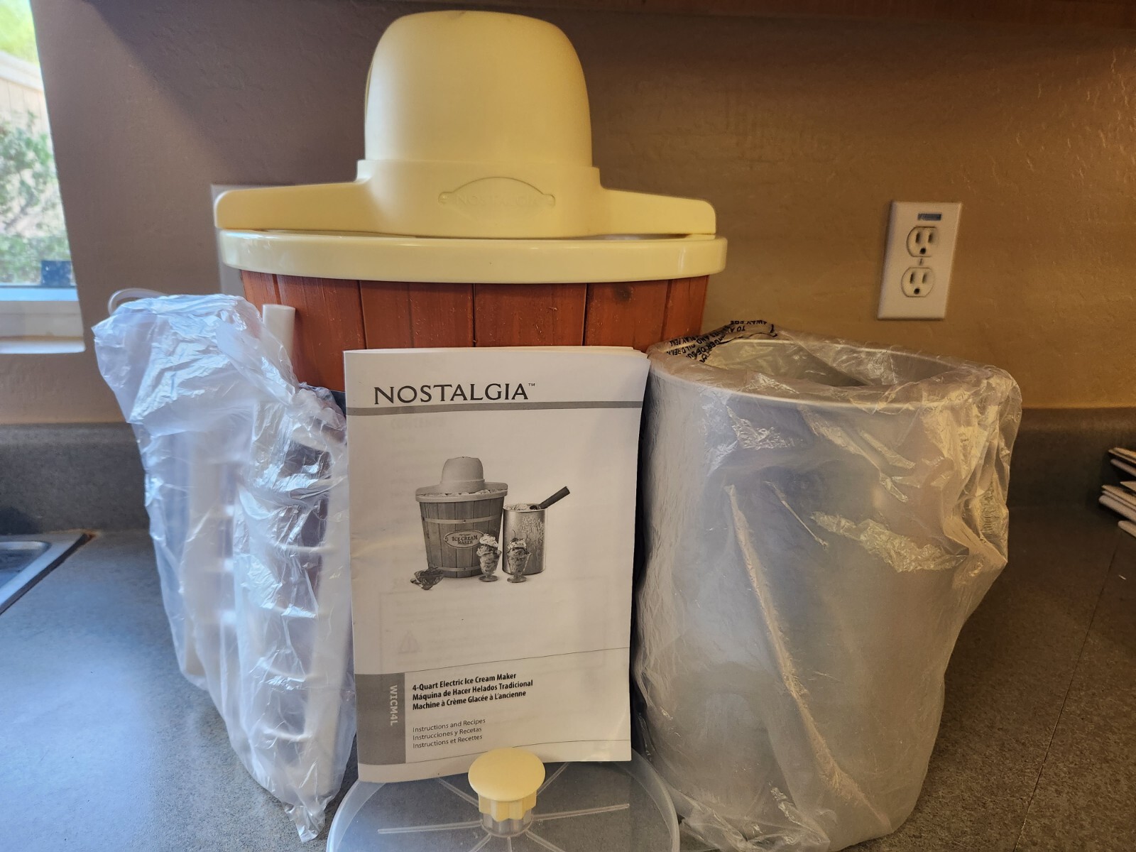 Nostalgia 4 Quart Electric Wood Bucket Soft Serve Ice Cream Maker Fun & Easy