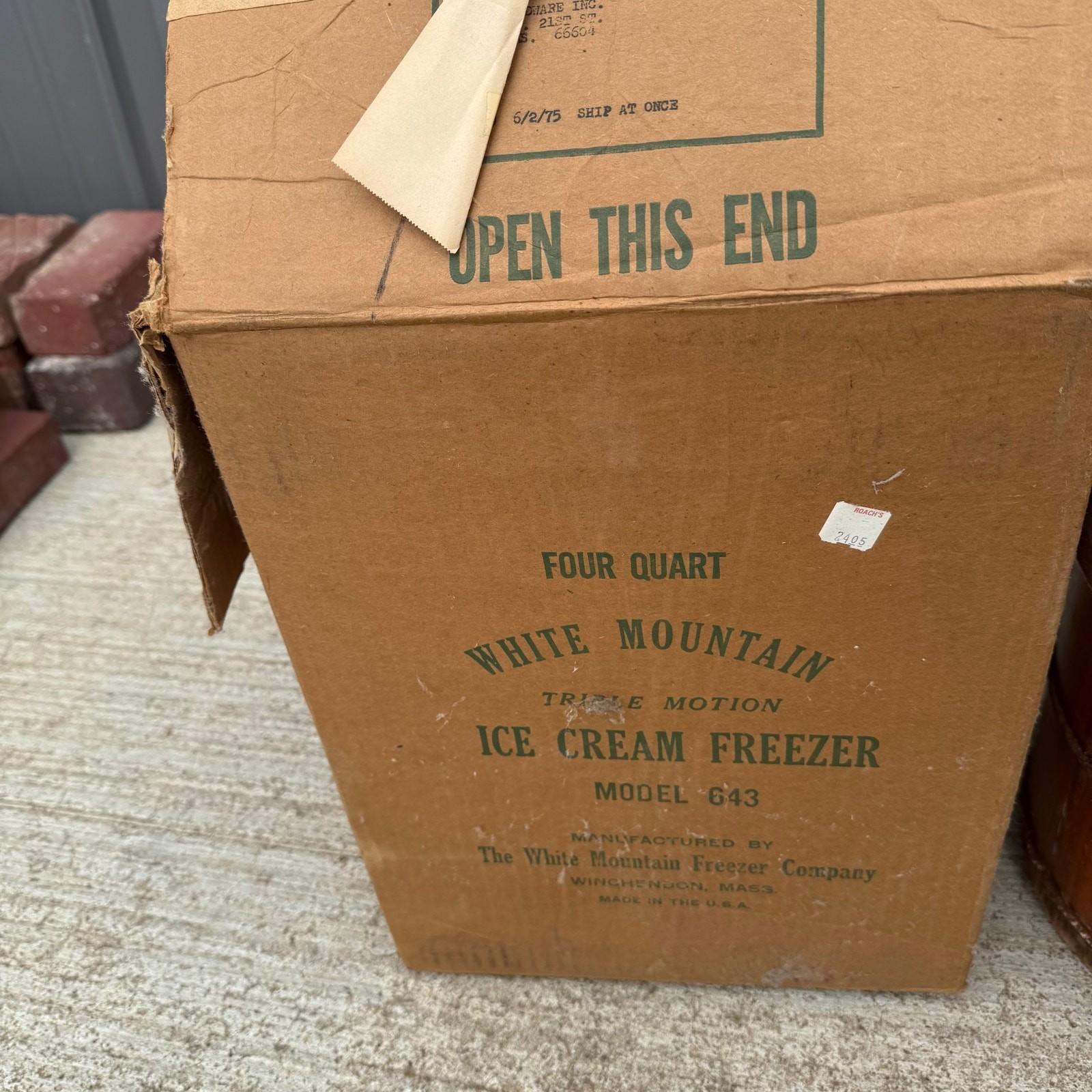 White Mountain Ice Cream Freezer Maker Vintage Hand Crank 4 QT USA 643 WITH BOX