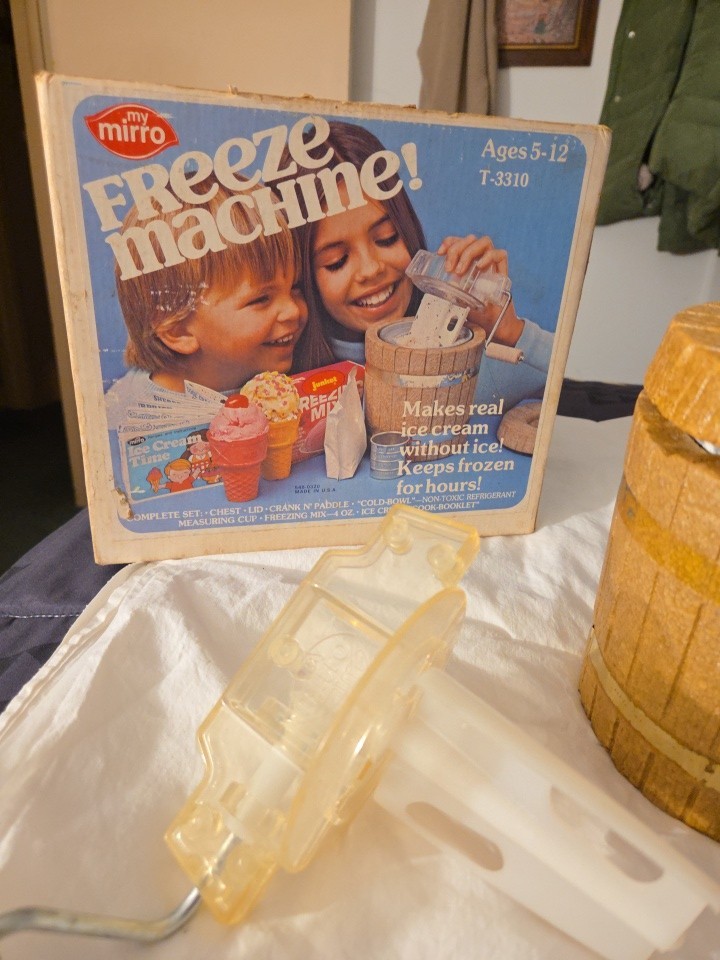 Vintage Mirro Freeze Machine T-3310 Hand Crank Ice Cream Maker w/ Box