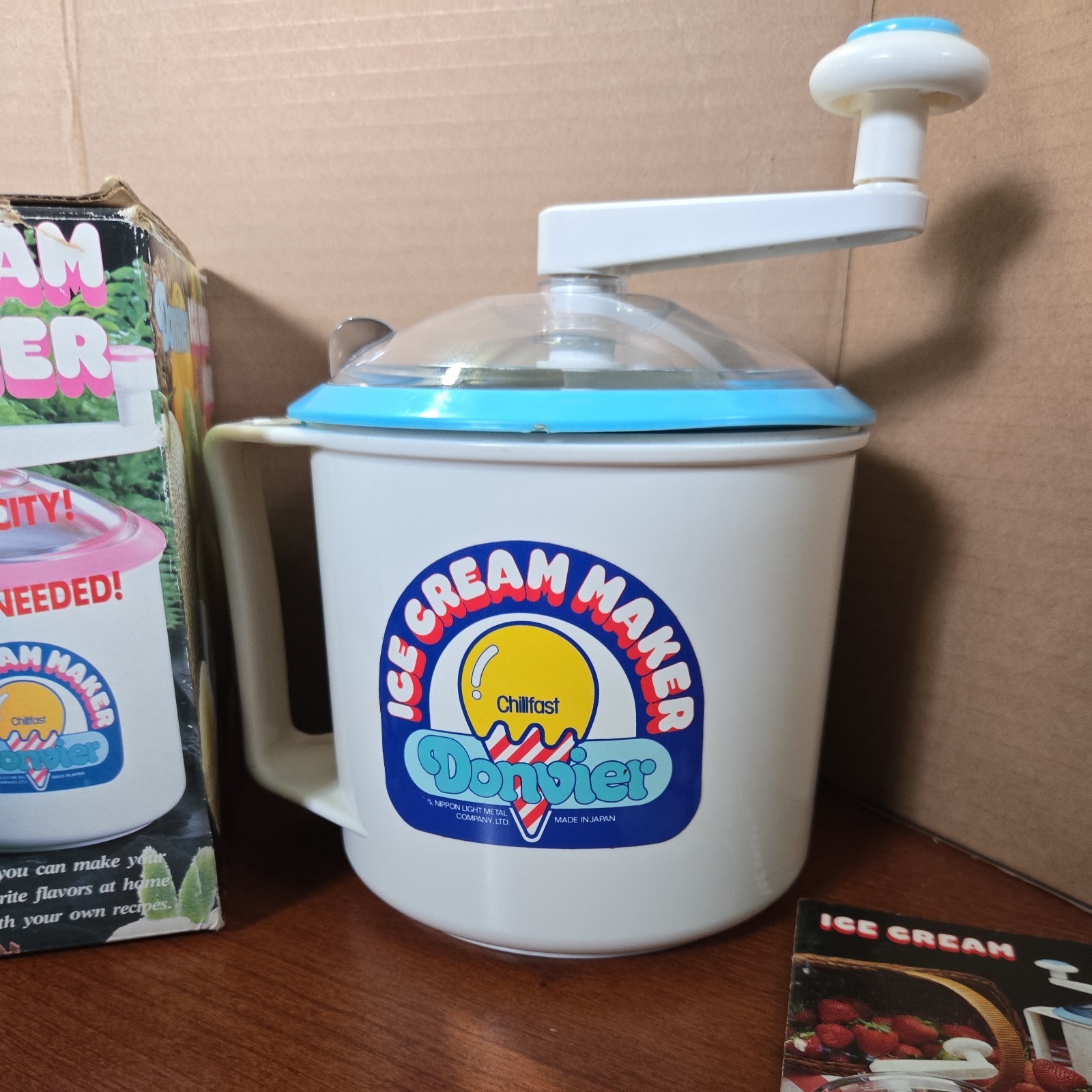 Donvier Chillfast Ice Cream Maker 1 Pint Blue Trim Vintage with original box
