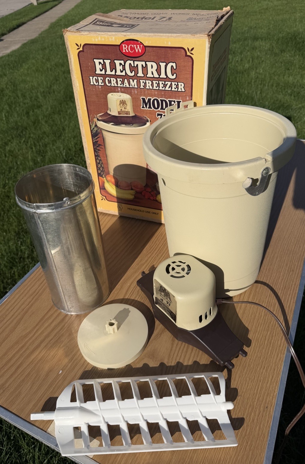 Vintage Richmond Cedar Works RCW Model 71 Ice Cream Maker 4 Quart RCW Box