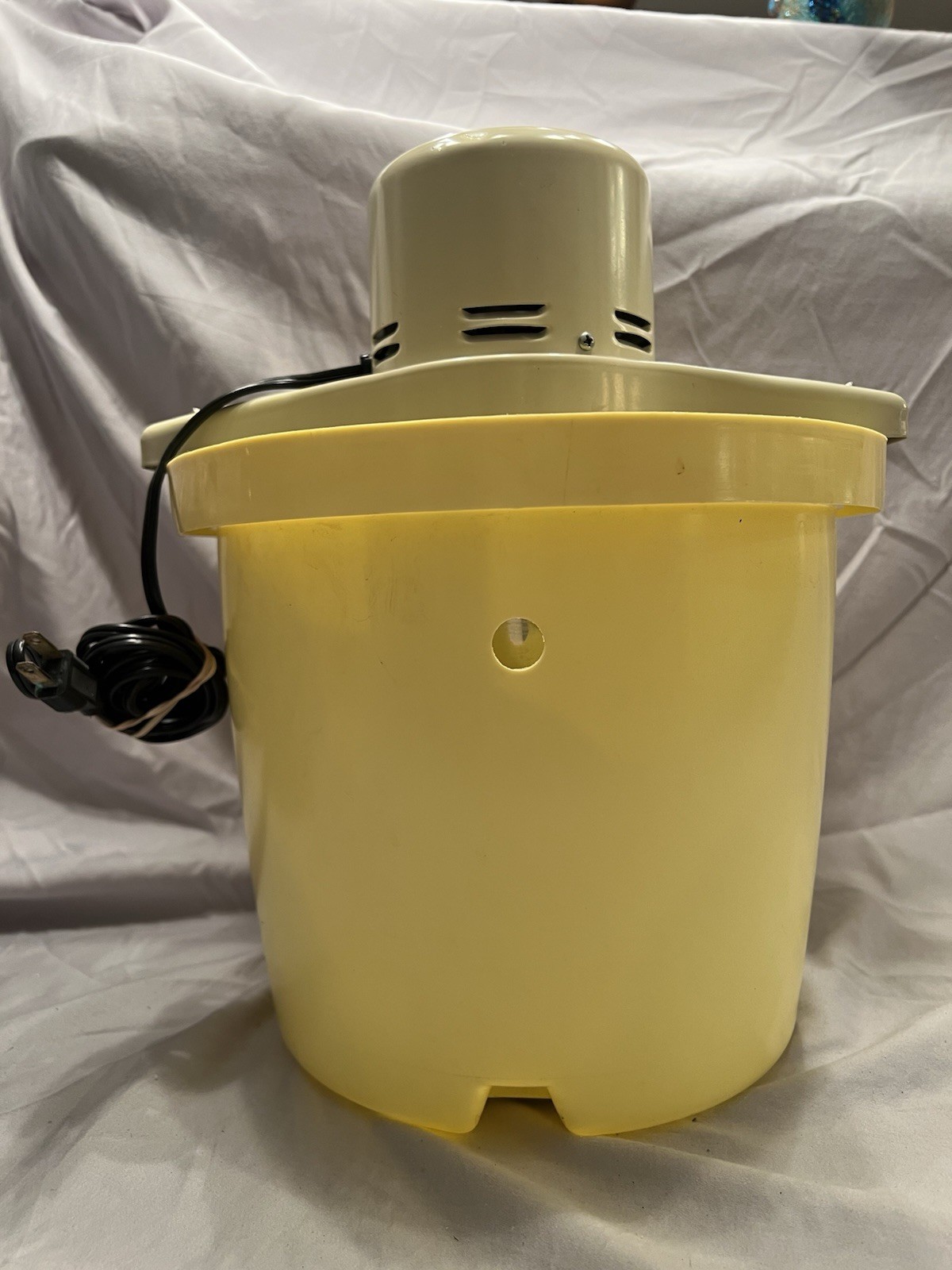 Vintage 1970’s 4 QT Proctor-Silex Electric Ice Cream Maker Banana Yellow 02452