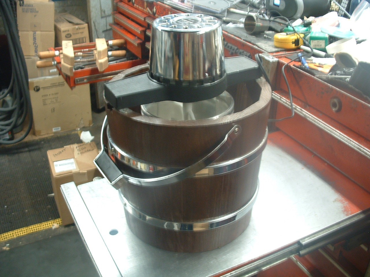 VINTAGE WOOD BUCKET ELECTRIC ICE CREAM MAKER FREEZER UDICO MODEL ICF-25 USA CA.