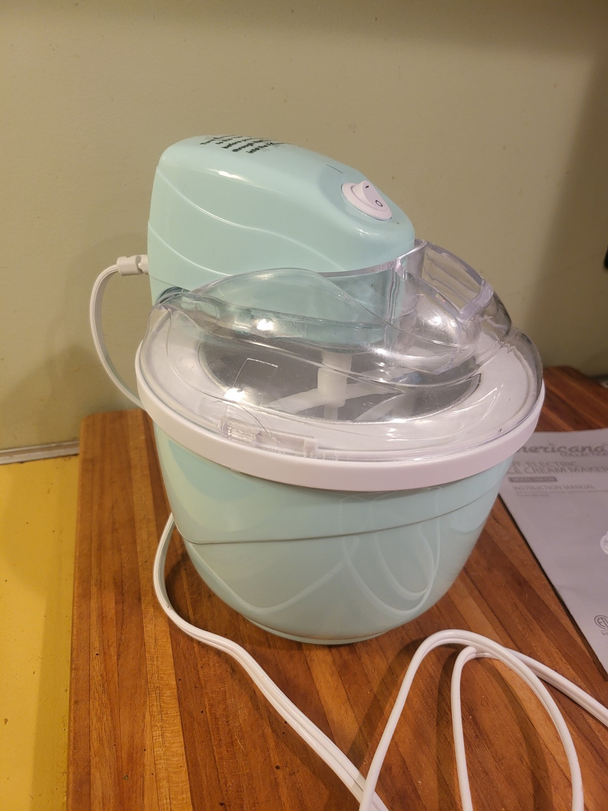 Americana 1-qt Electric Ice Cream Maker with Quick Freeze Model EIM1400M