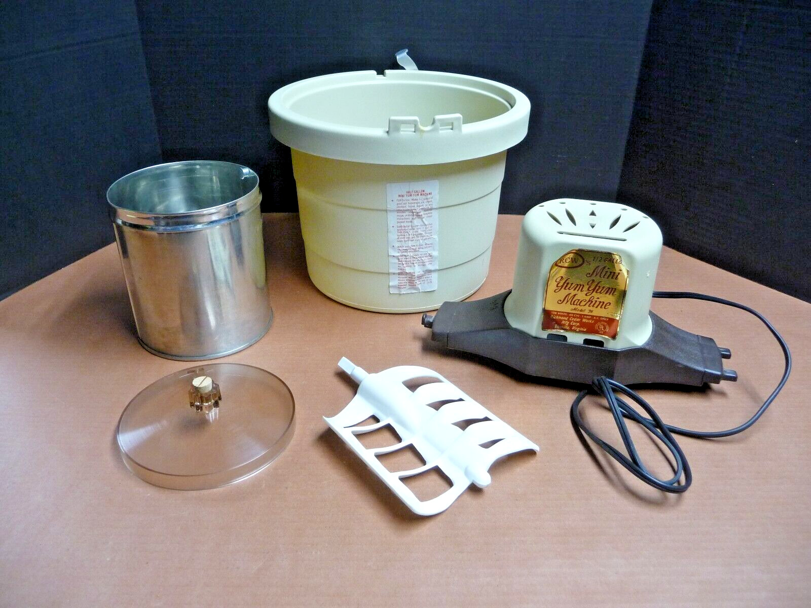 Vintage Richmond Cedar Works 2 Quart Electric Ice Cream Freezer Maker w/Box
