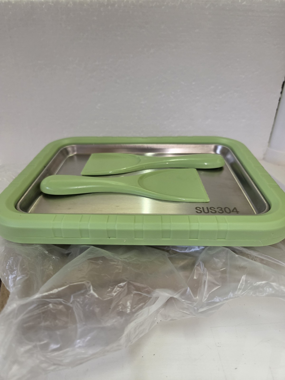 Instant Ice Cream Maker SUS304 Stainless Steel Tray, 2 Green Spatulas, Manual