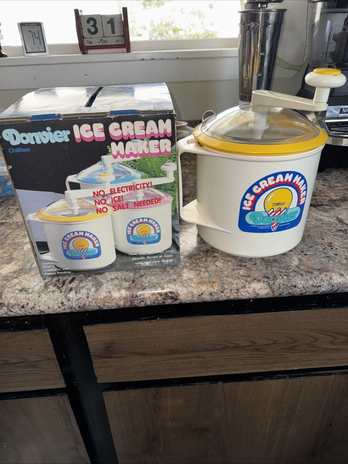 Donvier Vintage Chillfast Ice Cream Maker 1 Quart 2 Pints Yellow Rim Japan