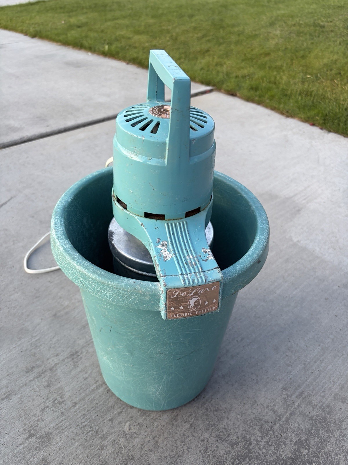 DeLuxe Electric Ice Cream Maker D144-953 Blue Bucket Motor Base 160W 110-120V