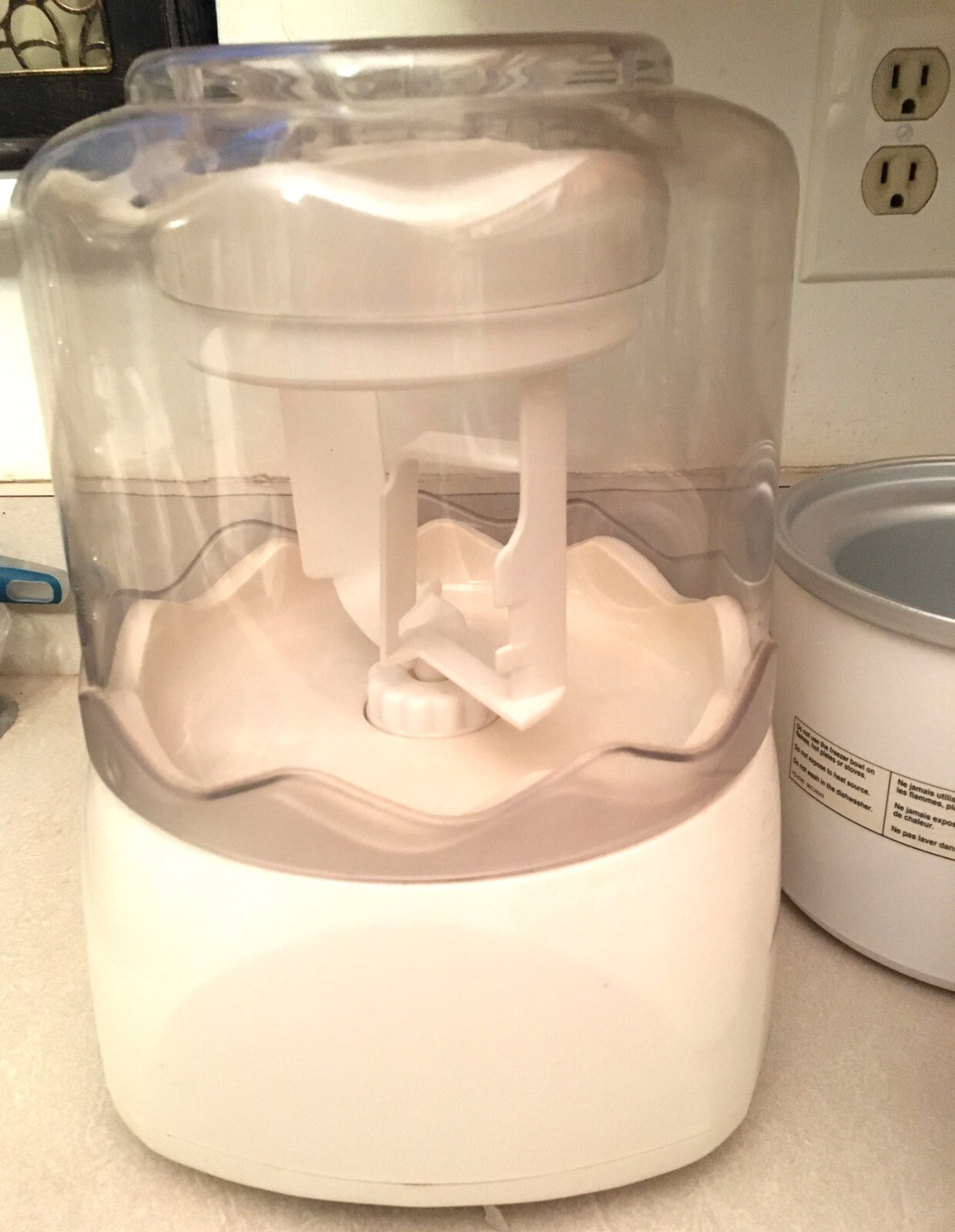 Cuisinart Ice Cream Maker with 2 freezer bowls and manual/recipe book -preowned