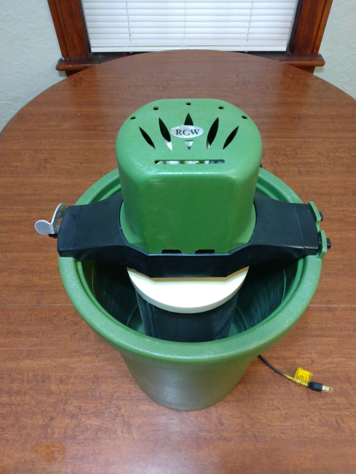 Richmond Cedar Ice Cream Maker Freezer Electric 4 quart Model 71 Working