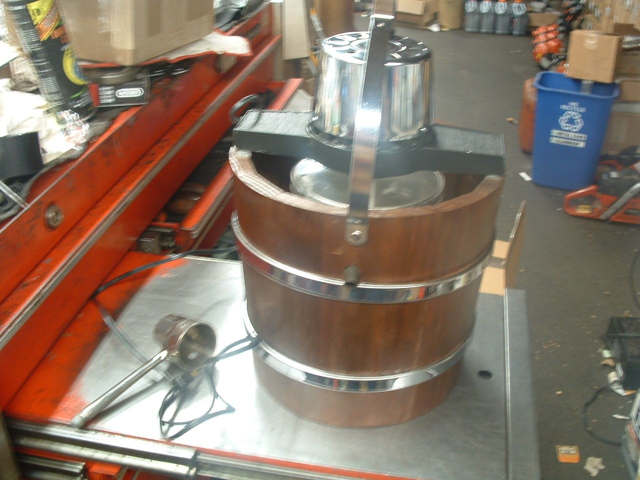 VINTAGE WOOD BUCKET ELECTRIC ICE CREAM MAKER FREEZER UDICO MODEL ICF-25 USA CA.