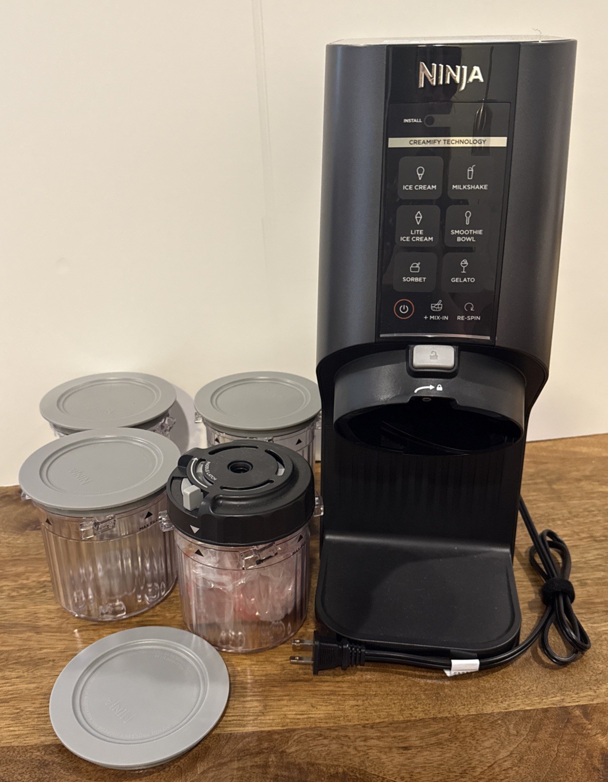 Ninja CREAMi Breeze 7-in-1 Ice Cream Maker (CN205A) w/ 4 Creami Pints & Lids NEW