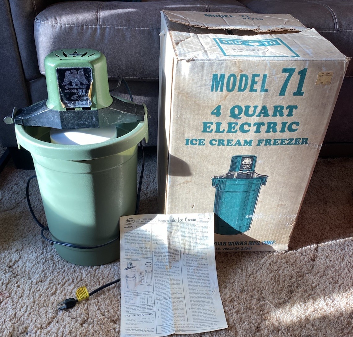 Vintage Richmond Cedar Works Model 71 Ice Cream Freezer 4 Qt. Avocado w/ Box