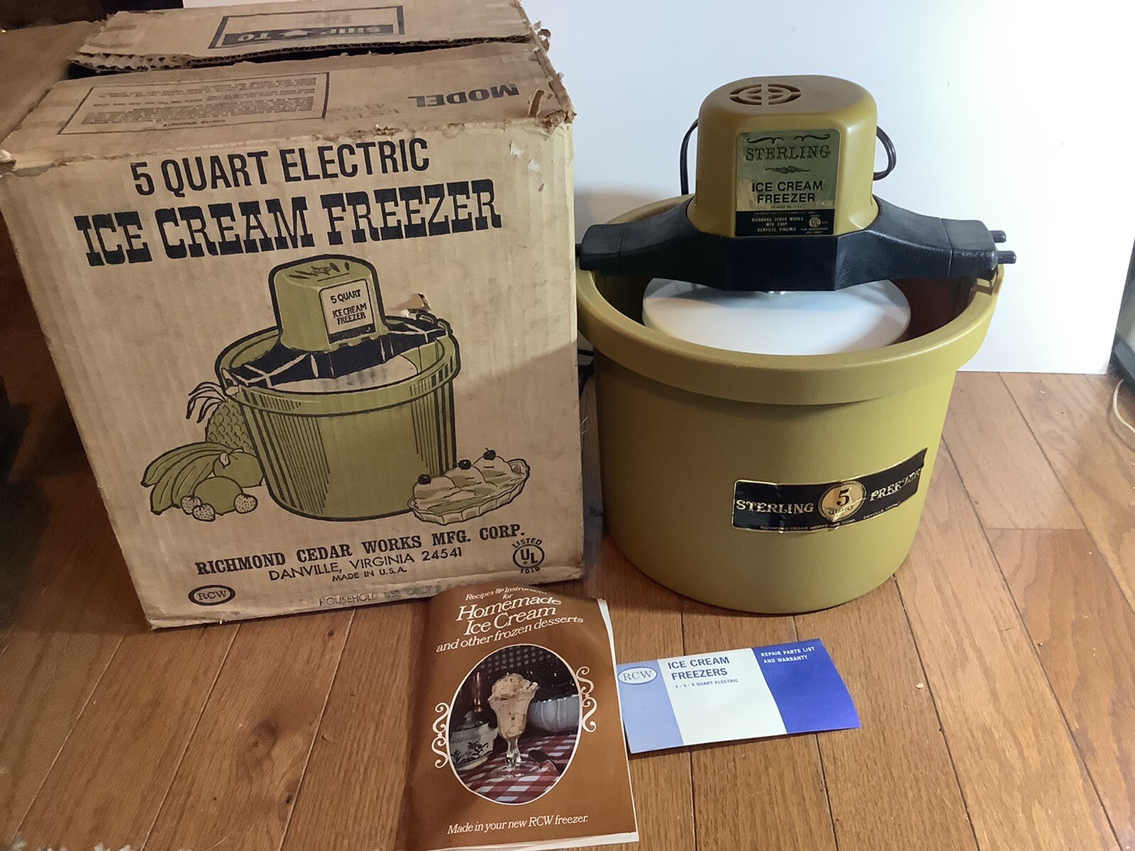 Vintage 5 QT Electric Ice Cream Freezer Richmond Cedar With Box And Recipes