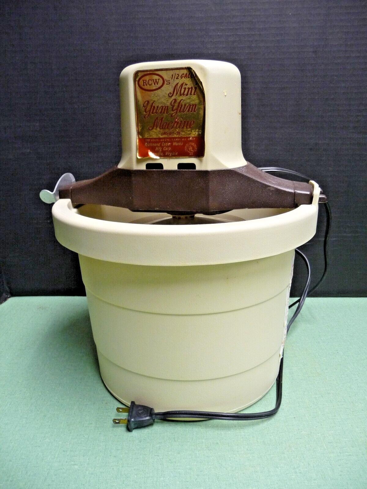 Vintage Richmond Cedar Works 2 Quart Electric Ice Cream Freezer Maker w/Box