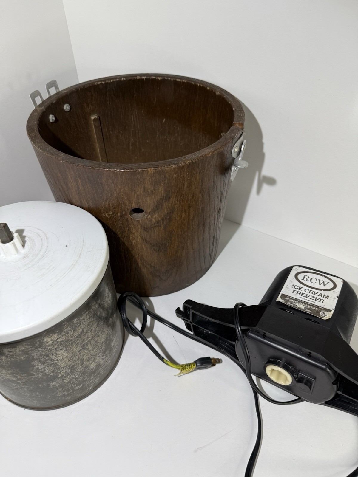 Vintage RCW Richmond Cedar Works Electric Ice Cream Freezer Wood Bucket Complete