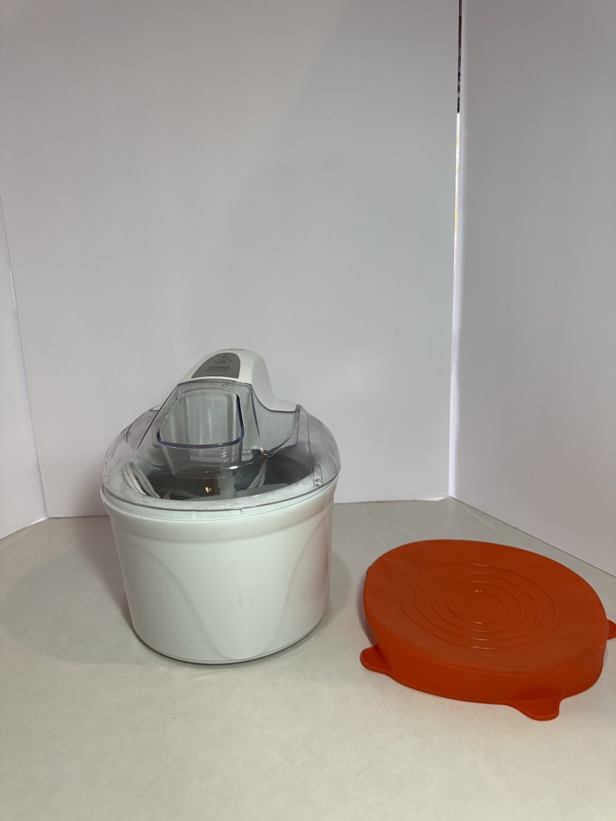Pampered Chef1 Pint Ice Cream Maker Frozen Treat Machine with Bowl & Lid – White