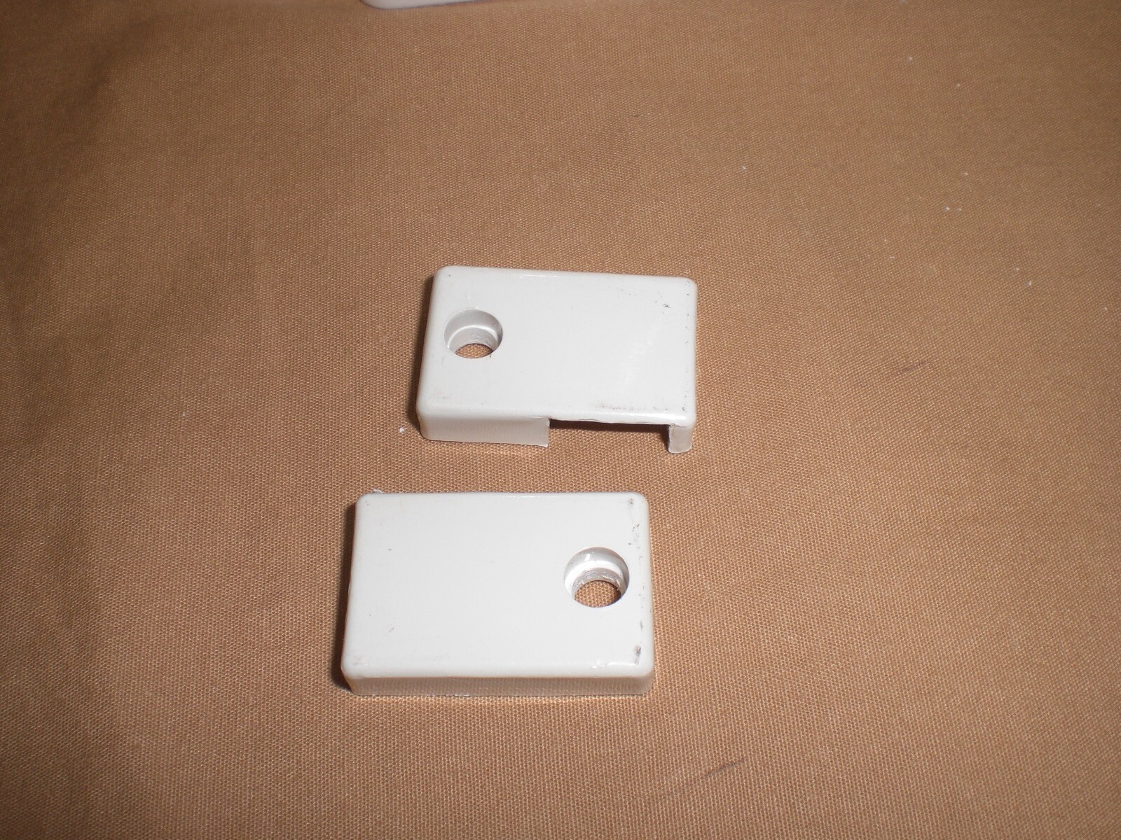 OSTER” QUICK FREEZE” ICE CREAM MAKER LID SIDE CLIPS – SET OF 2