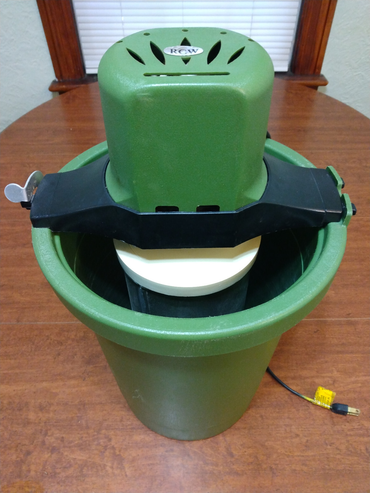 Richmond Cedar Ice Cream Maker Freezer Electric 4 quart Model 71 Working