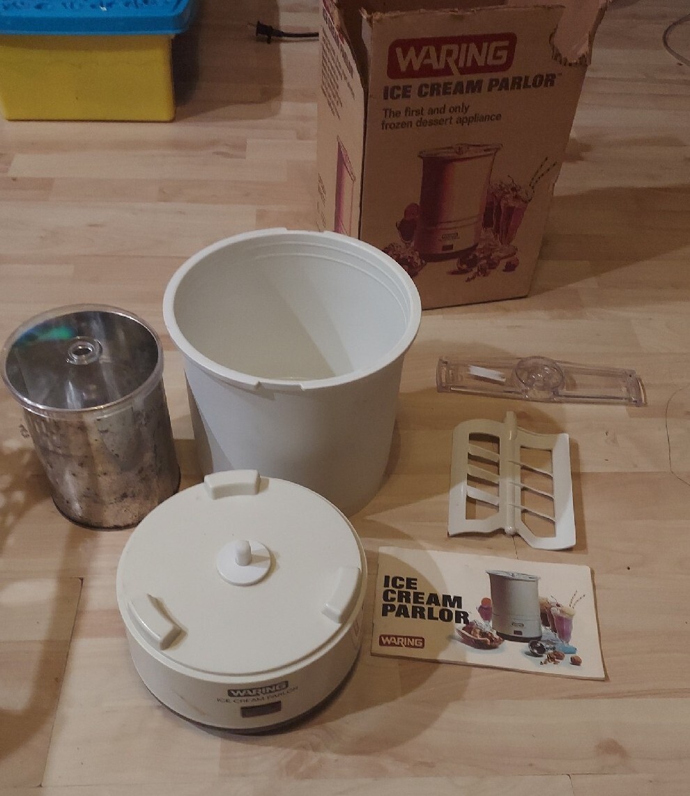 Waring Vtg 1975 Ice Cream Parlor Machine Frozen Dessert Maker White CF520-1