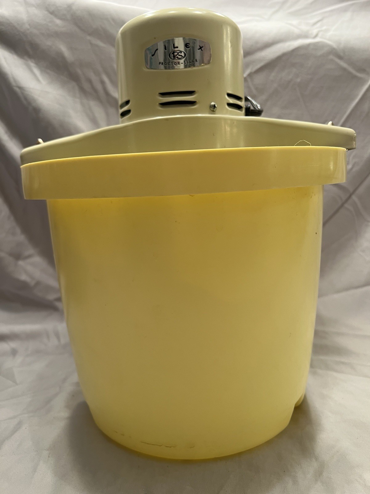 Vintage 1970’s 4 QT Proctor-Silex Electric Ice Cream Maker Banana Yellow 02452