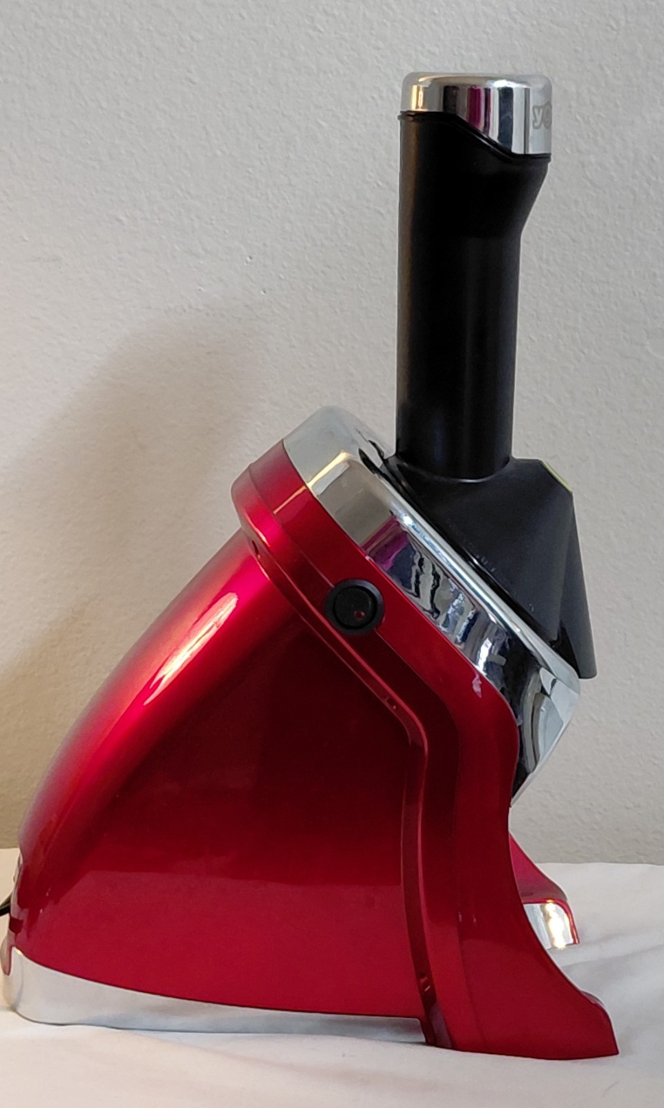 Yonanas Deluxe Frozen Fruit Soft Serve Dessert Maker Red Chrome 200W Tested