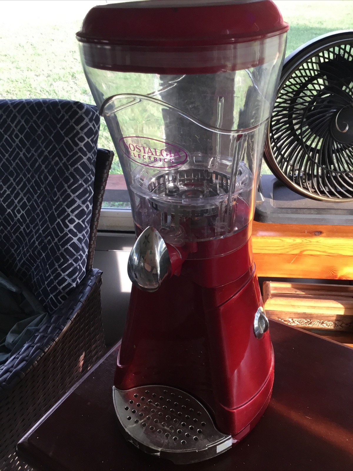 NEW Nostalgia Coca Cola Retro Slush Drink Maker Slushie Machine for Home,Red