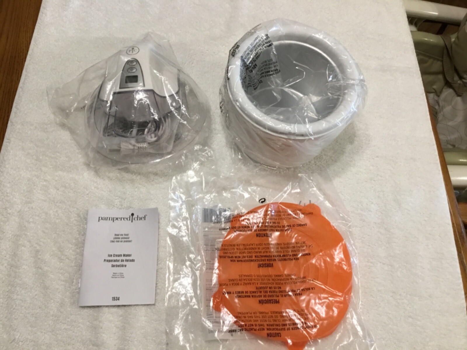New Pampered Chef Electric Ice Cream Maker model #1534 with Lid