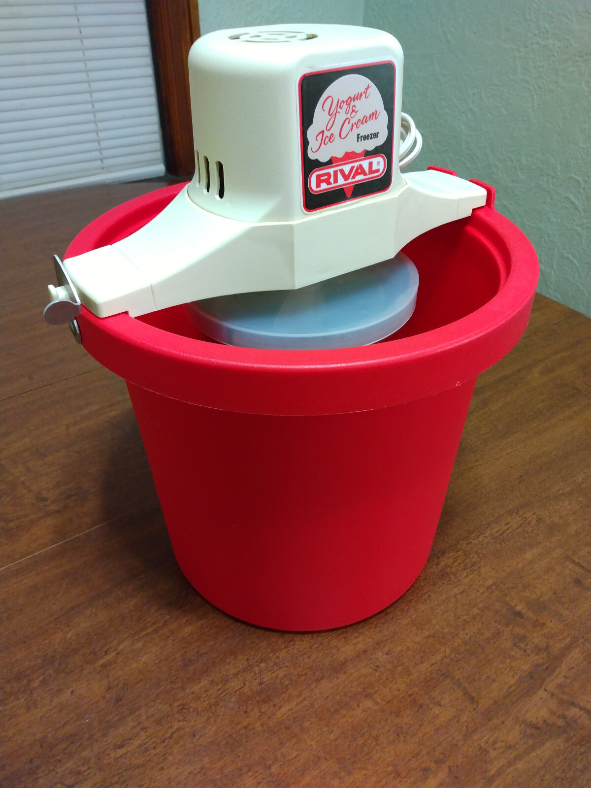 VTG Rival Red Ice Cream Maker 4 Qt Electric Yogurt Freezer 8401 USA