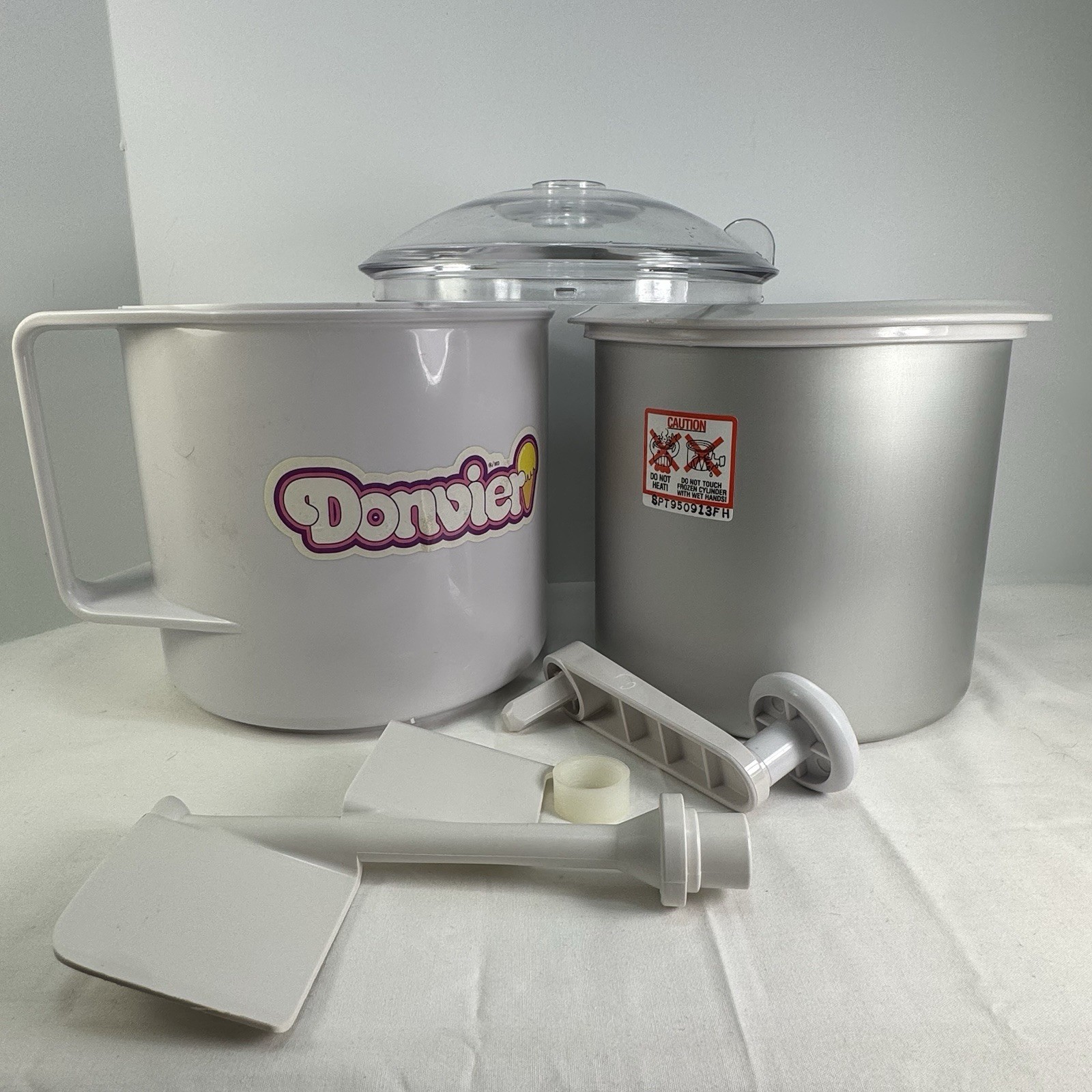 Vintage DONVIER 1.4 Qt Ice Cream Maker Chillfast Manual Crank W/Box Canada