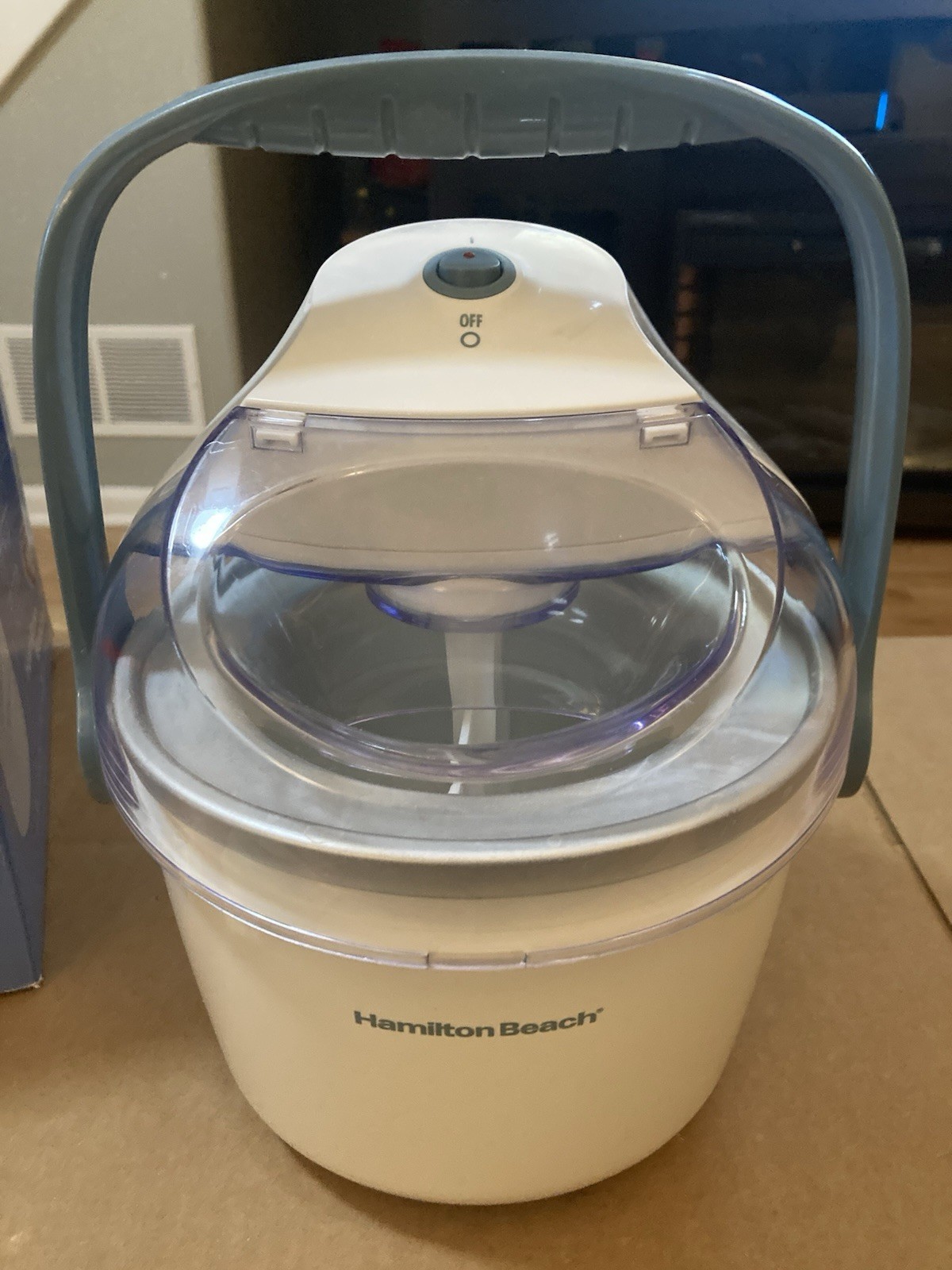 Hamilton Beach Ice cream Maker 1 1/2 Quart. 68220 New open Box W/ Recipe Book