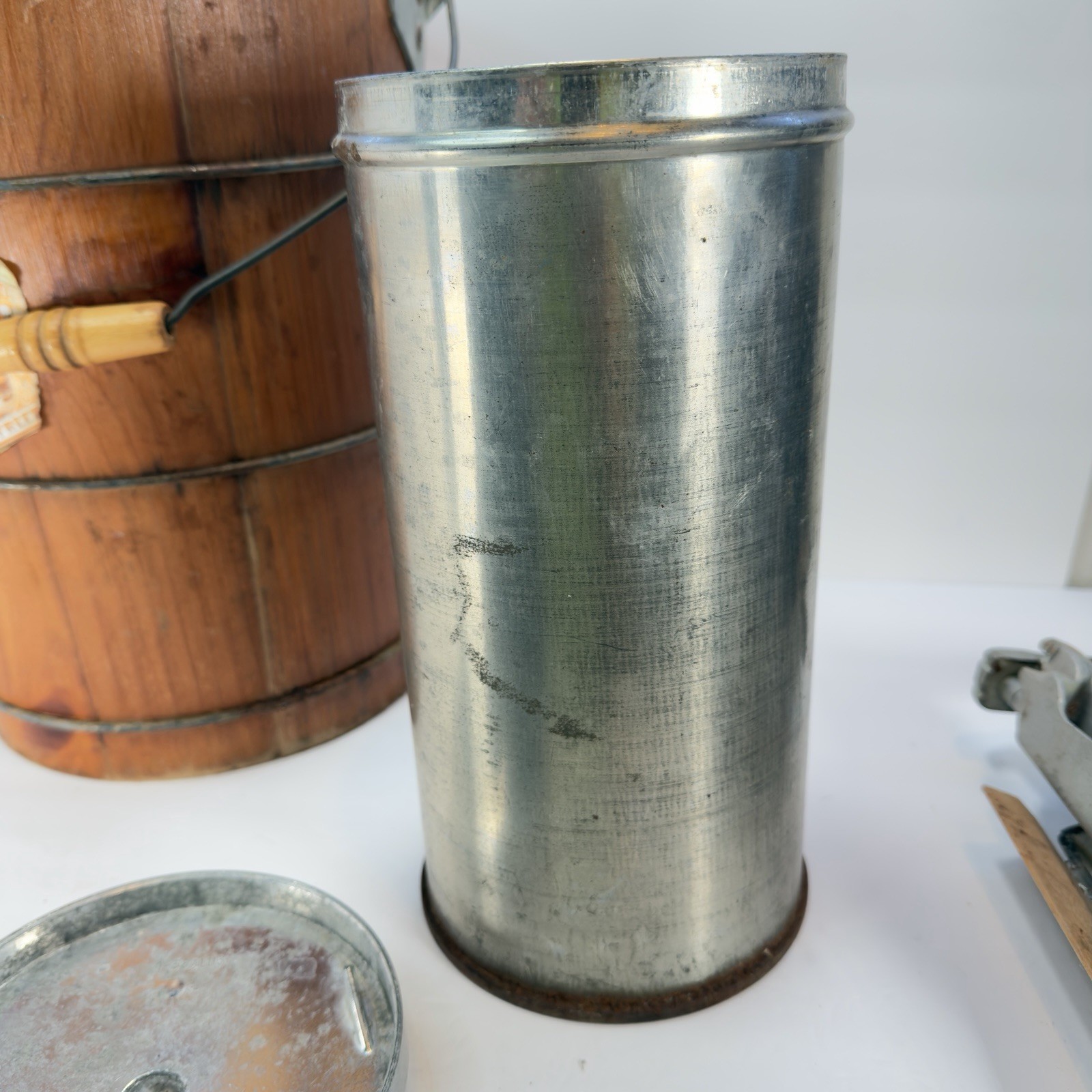 Vintage White Mountain 4 Qt Hand Crank Wooden Barrel Ice Cream Maker