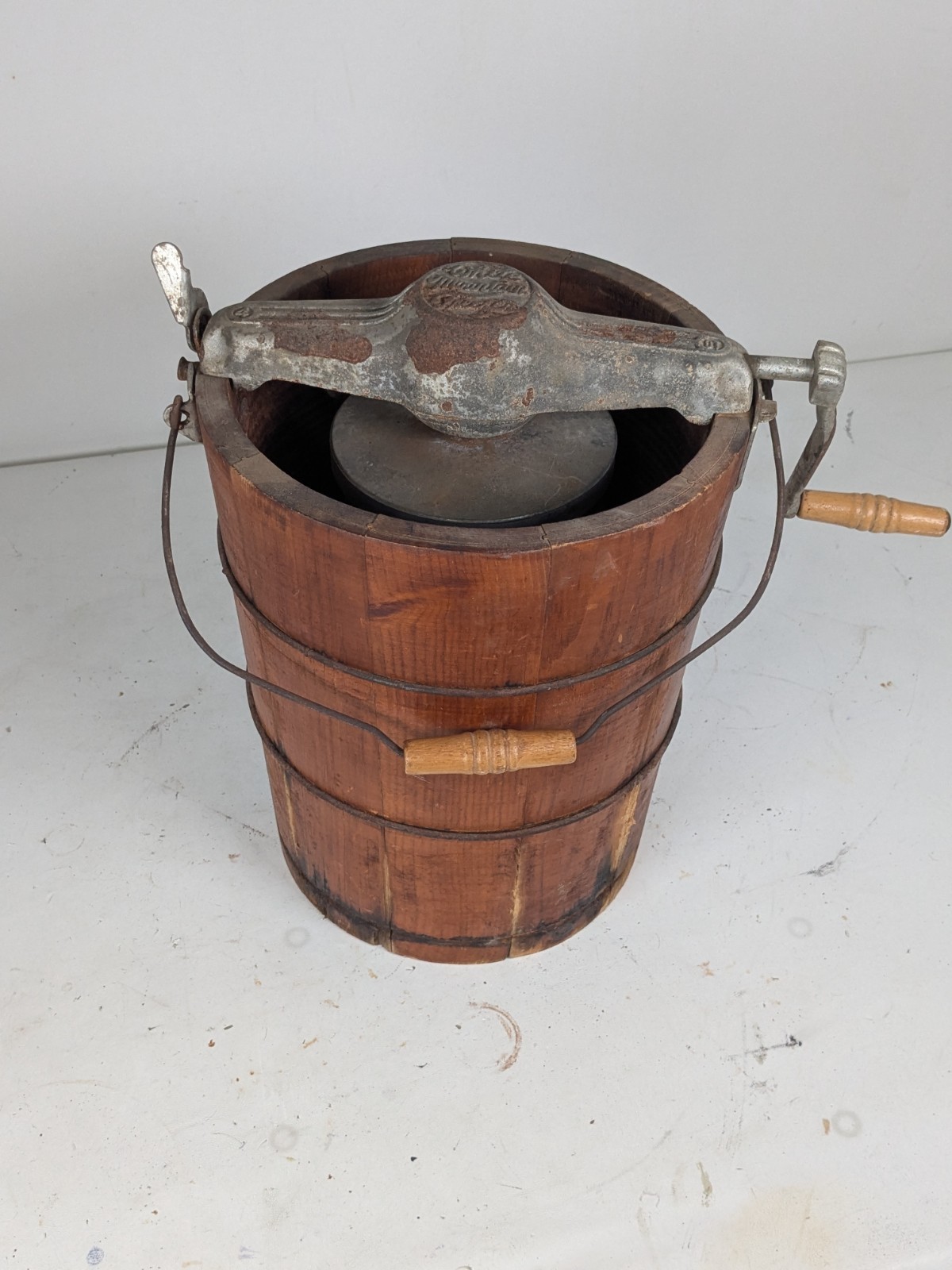 Vintage White Mountain 4 qt. Manual Crank Ice Cream Freezer/Maker