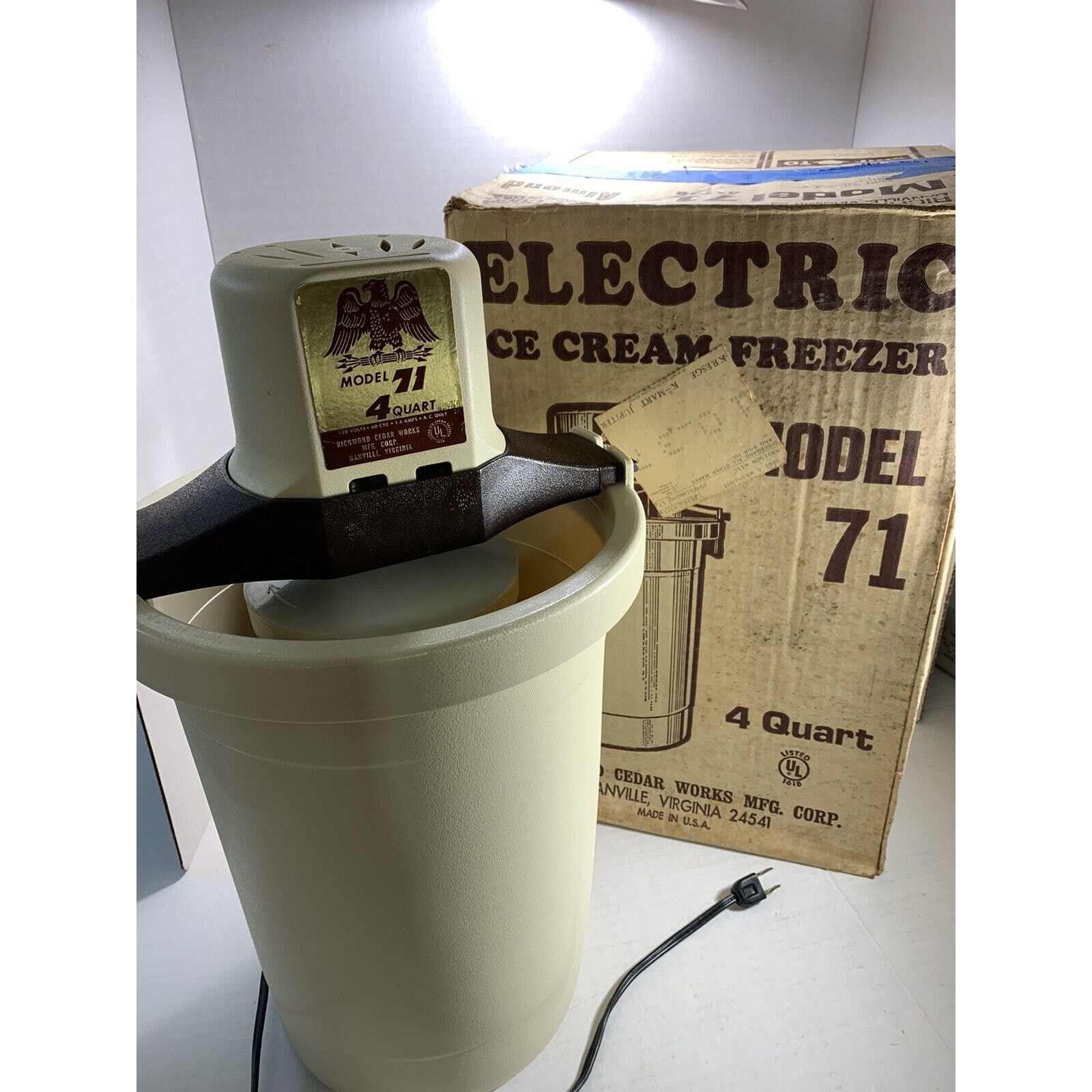Richmond Cedar Works 4 Quart Electric Ice Cream Freezer Almond Model 71 Vintage