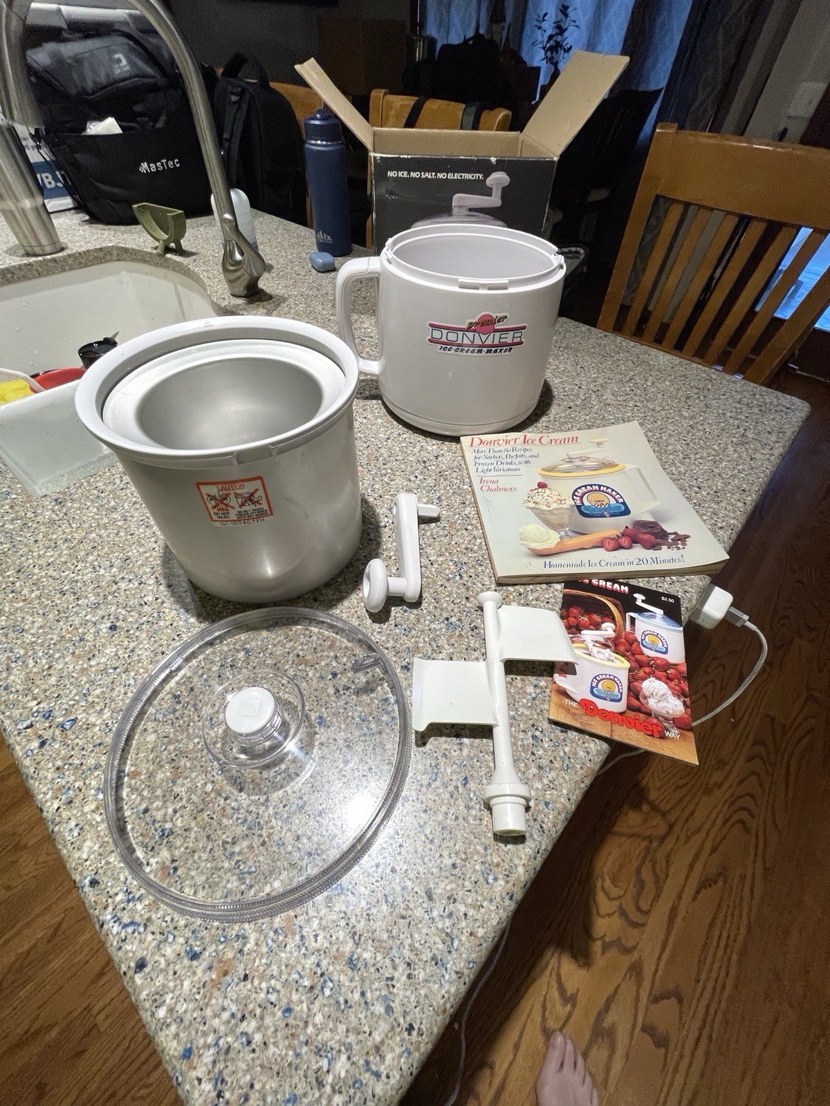 Donvier Ice Cream Maker Chillfast, 1 Pint, Black, Hand Crank White