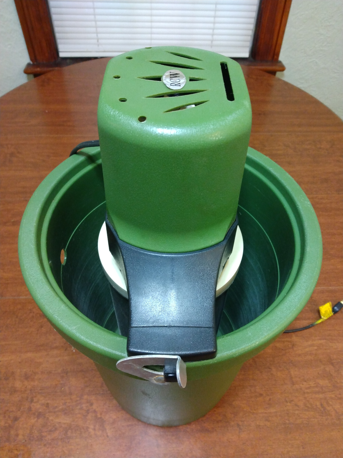 Richmond Cedar Ice Cream Maker Freezer Electric 4 quart Model 71 Working