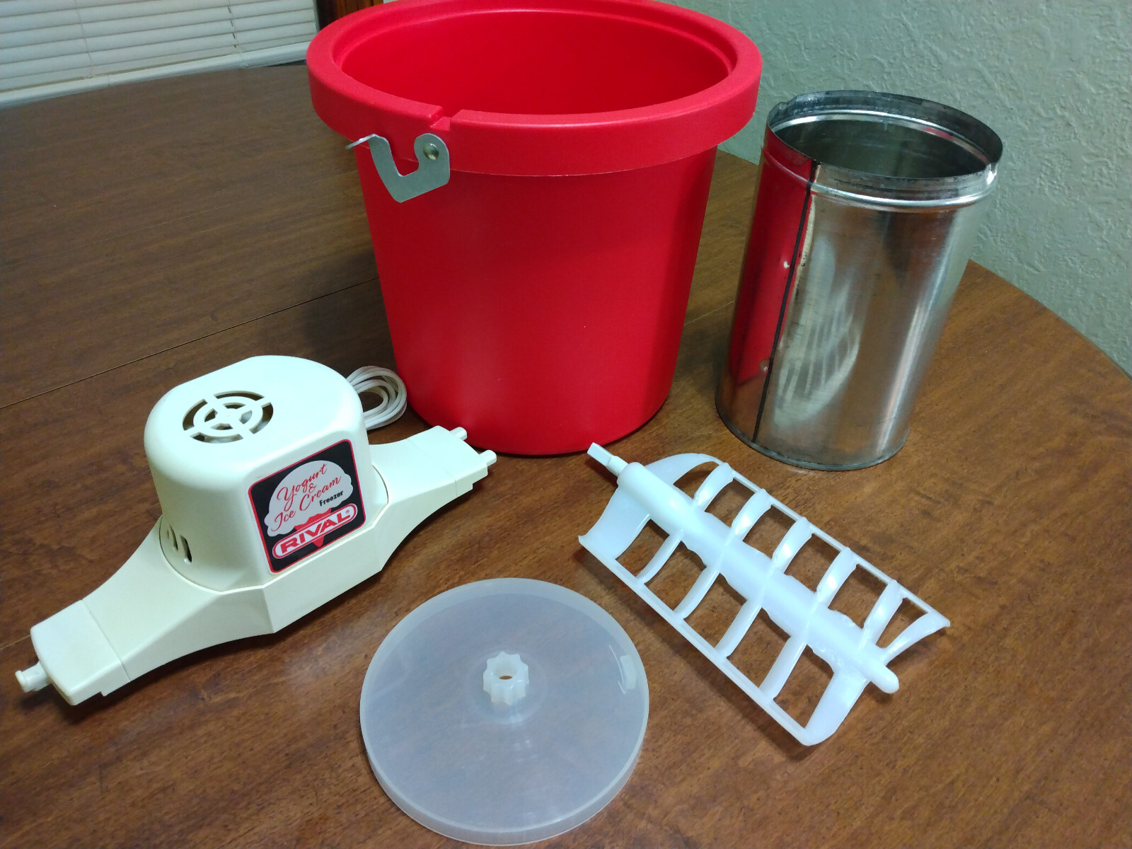 VTG Rival Red Ice Cream Maker 4 Qt Electric Yogurt Freezer 8401 USA
